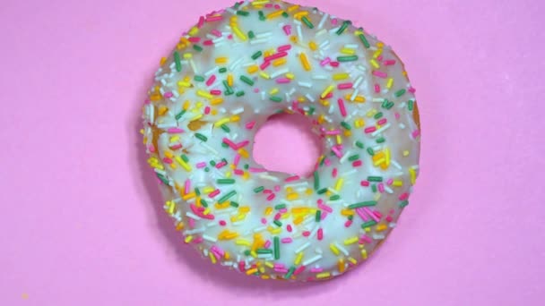 Delicioso donut dulce girando sobre fondo de color
 - Metraje, vídeo