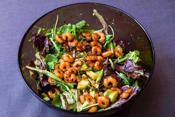 Shrimps-Salate mit Sojasauce, Salat und Avocado. - Foto, Bild