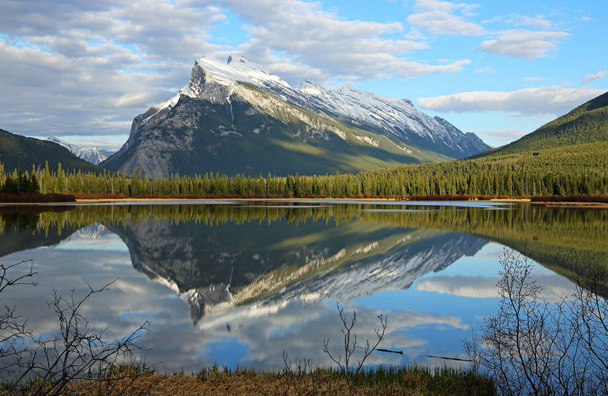 Double Mt Rundle - Vermilion Lake, Banff National Park, Alberta Canadá
 - Foto, Imagem