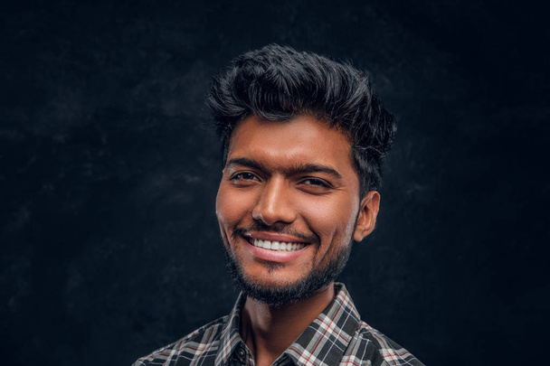 Detail portrét pohledný indický muž nosí kostkovanou košili, s úsměvem a při pohledu na fotoaparát. - Fotografie, Obrázek