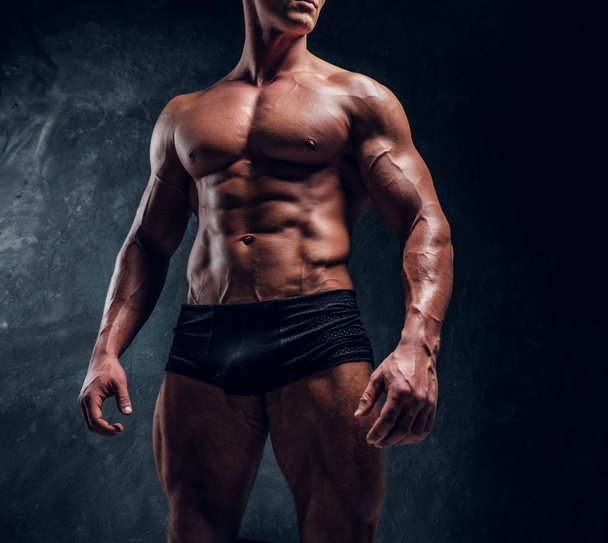 Homme athlétique avec corps musclé portant des sous-vêtements
. - Photo, image