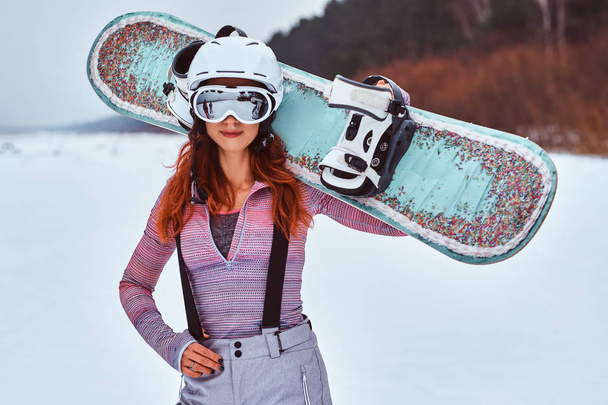 ノルウェーの女の子の暖かいスノーボードを身に着けているスーツし、ゴーグル - 写真・画像
