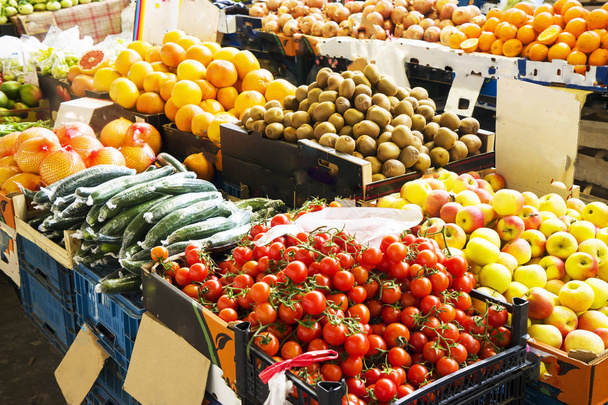 オーガニックファームのトップビューから収穫されたヒープ内の異なる野菜や果物が混在市場で。健康的な食事、ベジタリアン料理、栄養コンセプト - 写真・画像