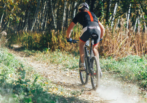 October 14, 2018 - Minsk, Belarus: 2018 Olympic Cross Country Cup XCO in Medvezhino, man riding mtb bicycle during race - Foto, Imagen
