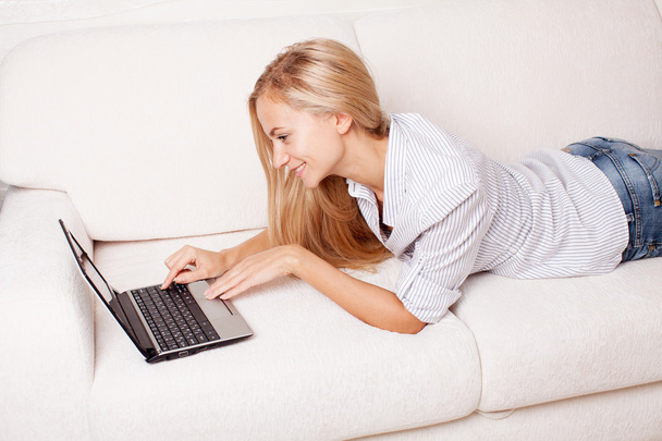 Woman on the sofa with laptop - Фото, зображення
