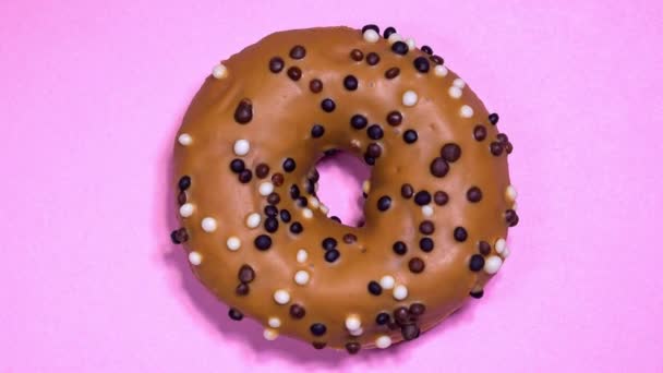 köstliche süße Donut Drehen auf farbigem Hintergrund - Filmmaterial, Video