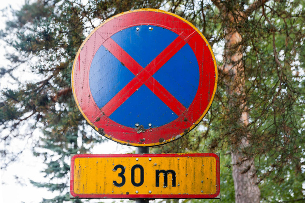 Δεν υπάρχει χώρος στάθμευσης ή διακοπή 30 μέτρα πινακίδα στη Φινλανδία. - Φωτογραφία, εικόνα