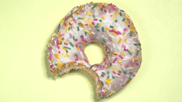 Вкусный сладкий пончик на цветном фоне
 - Кадры, видео