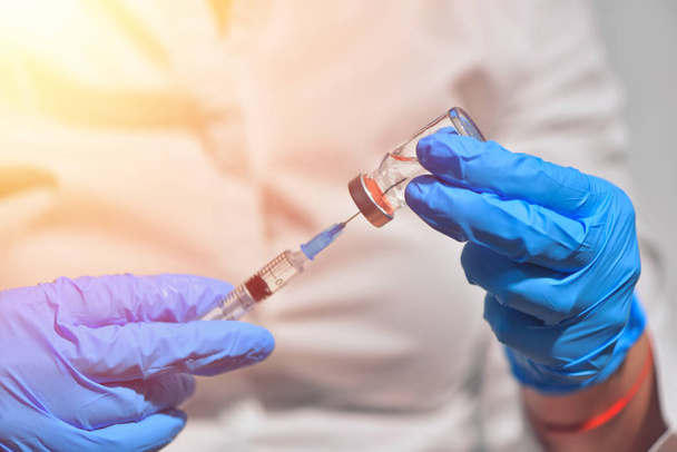 ワクチン ボトル ビンテージ医療背景、医療および創薬コンセプトの予防接種用注射針と注射器のクローズ アップ - 写真・画像