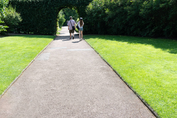 Парень с девушкой гуляет в парке города Нюрнберга
 - Фото, изображение