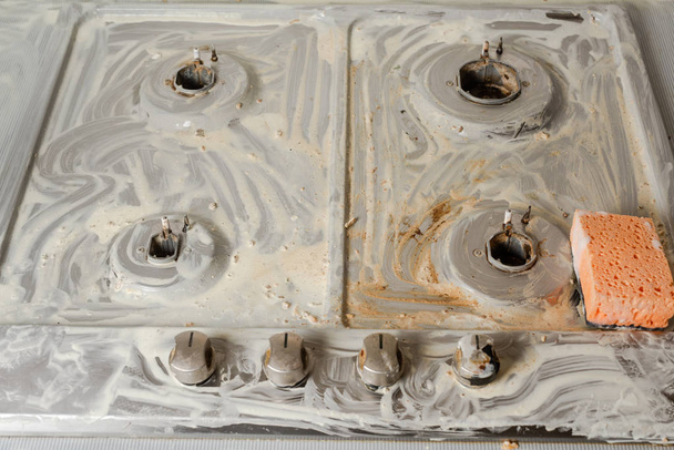 Estufa de gas moderna sucia con manchas de grasa y alimentos quemados. Vista superior. Lavado de la cocina estufa de gas
. - Foto, imagen