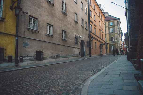 Ősi keskeny Varsó utca a régi építészet és téli háttér - Fotó, kép