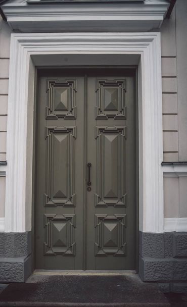 Ouderwetse deuren in klassieke stijl op oude gebouw van de gevel achtergrond. Europese ontworpen - Foto, afbeelding