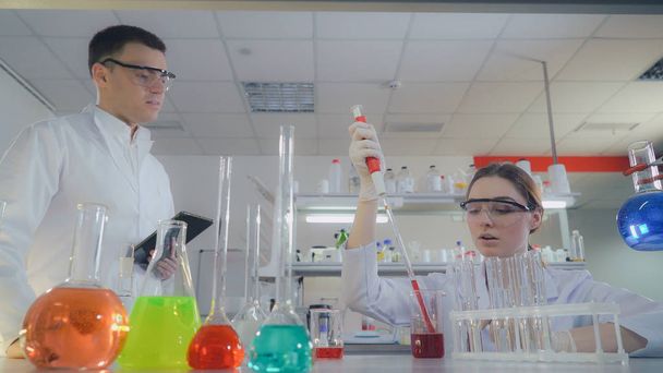 zwei Wissenschaftler Mann und Frau im Labor. - Foto, Bild
