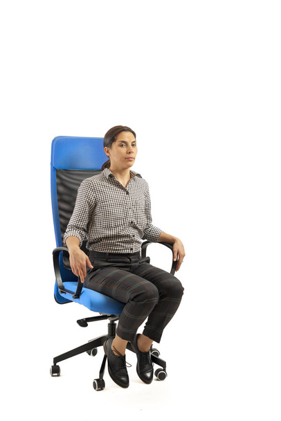 Mujer haciendo ejercicios mientras está sentado en la silla de la oficina, aislar
 - Foto, Imagen