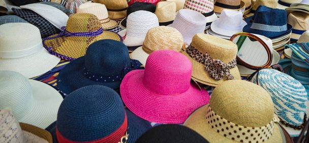 Variedade de chapéus para mulheres em um mercado na cidade velha de Ortigia em Siracusa. Vista horizontal
. - Foto, Imagem
