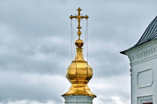 Cruces ortodoxas orientales sobre cúpulas de oro, cúpulas, contra cielo azul con nubes
 - Foto, imagen