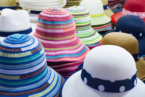Κοντινό πλάνο διαφορετικών καπέλων προς πώληση για άνδρες και γυναίκες. Οριζόντια προβολή - Φωτογραφία, εικόνα