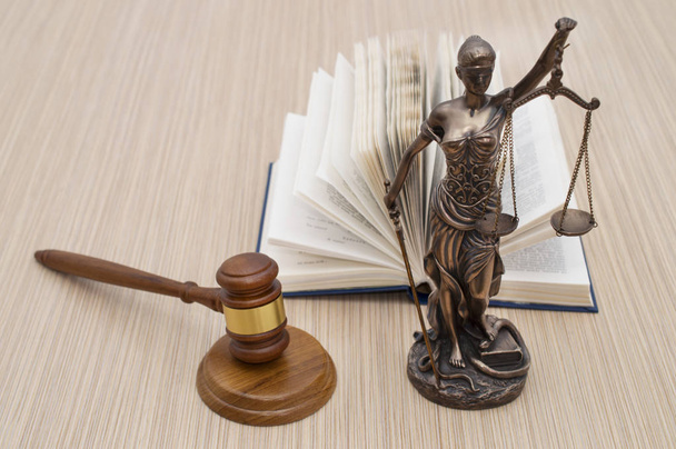άγαλμα της δικαιοσύνης, δικαστές σφυρί πίσω από βιβλία σχετικά με ένα ξύλινο τραπέζι. Κορυφή - Φωτογραφία, εικόνα