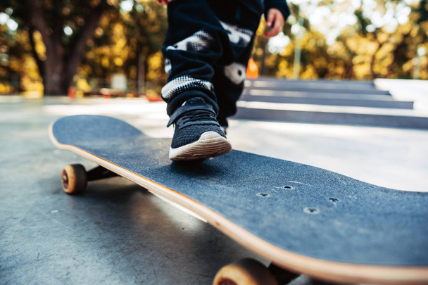 Jongen benen op het skateboard close-up afbeelding - Foto, afbeelding