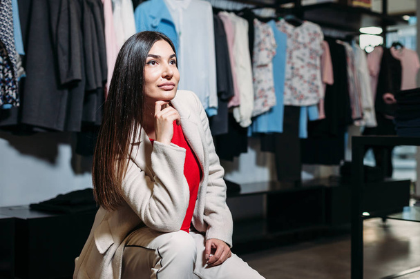 businesswoman in clothing store - Foto, afbeelding