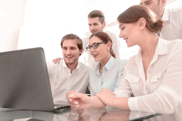 business team looks at the laptop screen - Φωτογραφία, εικόνα