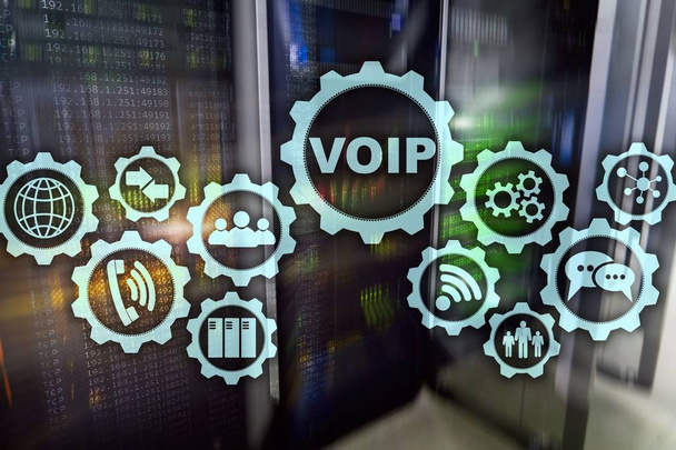 VoIP Voz sobre IP na tela com um fundo desfocado da sala do servidor. O conceito de Voice over Internet Protocol - Foto, Imagem
