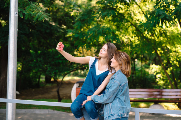 Image de jeunes femmes étonnantes amis étudiants prennent selfie
 - Photo, image