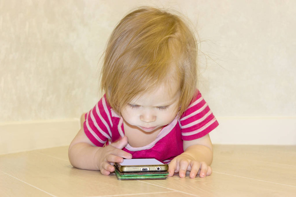The impact of the use of modern technologies of smartphones, tablets, the Internet in the upbringing in early childhood on the development of psychological and physical health, literacy and academic performance. - Photo, image