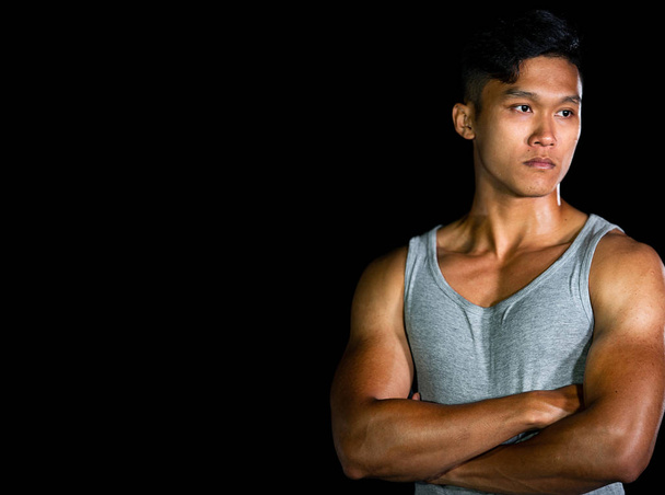 Azjatycka mężczyzn mięśni na czarnym tle z IG ręce - Zdjęcie, obraz