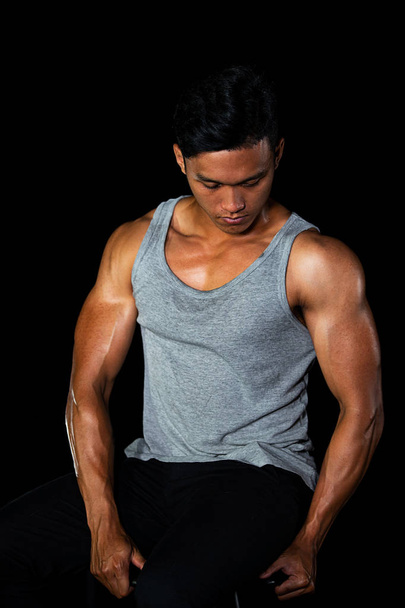 asiatische Muskelmänner posieren Muskeln auf dem schwarzen Hintergrund in schwarz und weiß - Foto, Bild