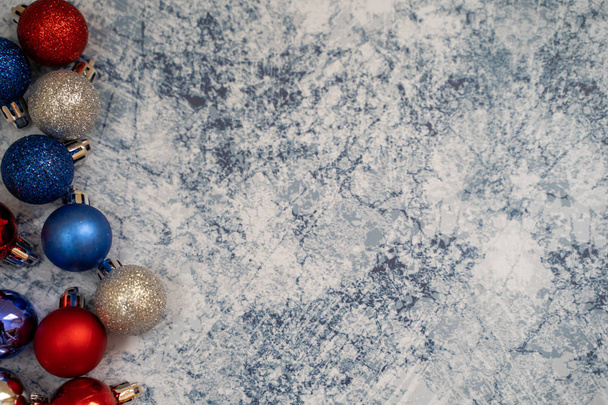 Святковий вітчизняної США американських різдвяних фону, featuring прикрас в червоний білий і синій кольори на синьому фоні мармурові - Фото, зображення