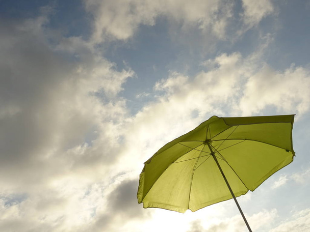 Yellow Sun parasol na tle błękitnego nieba - Zdjęcie, obraz