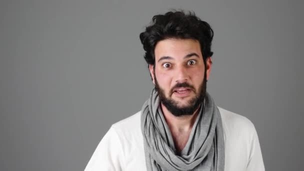 Ο νέος άντρας εκφράζει συναισθήματα θυμού - Πλάνα, βίντεο