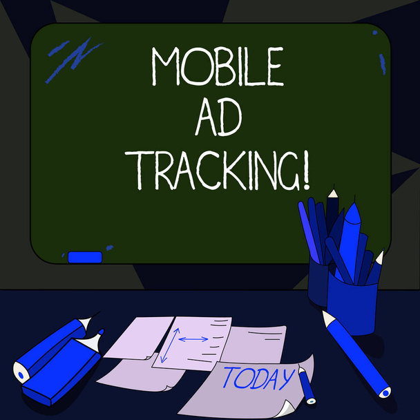Почерк написания текста Mobile Ad Tracking. Концепция означает мониторинг perforanalysisce бренда, включая рекламу осведомленности монтируется чистый цвет доска с мелом и письменных инструментов листов на столе
. - Фото, изображение