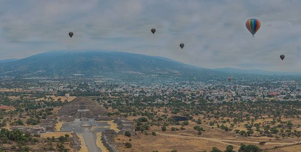 Gorgeous view of Teotihuacan The Suns Pyramid surrounded by hot air balloons, shot take at the dawn. - Foto, afbeelding