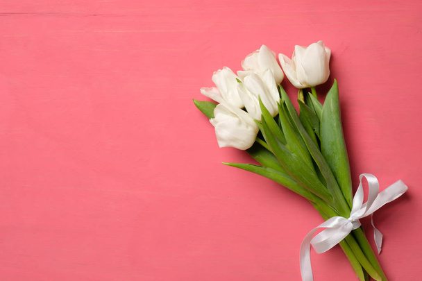 bouquet of white tulips on pink wooden background, banner mockup for Womans day or Easter - Zdjęcie, obraz
