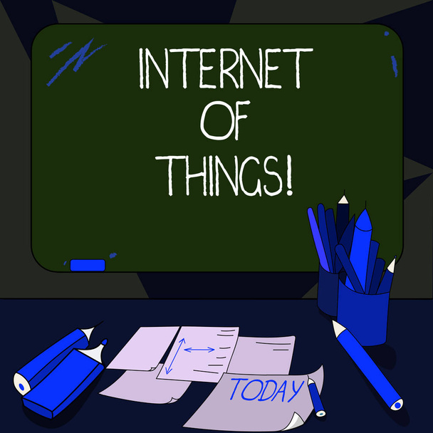 Χειρόγραφο κείμενο γράφοντας Internet Of Things. Έννοια έννοια διασύνδεση μέσω Διαδικτύου υπολογιστικές συσκευές ενσωματωμένο τοποθετημένο κενό χρώμα μαυροπίνακα με κιμωλία και γράφοντας εργαλεία φύλλα στο γραφείο. - Φωτογραφία, εικόνα