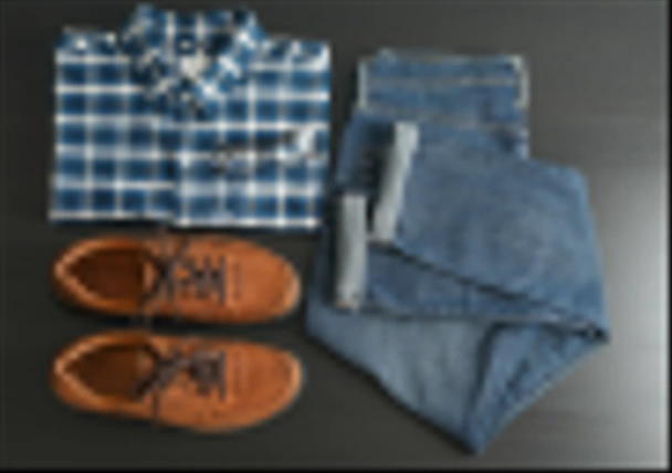 Composizione flat lay con jeans, camicia, occhiali e scarpe sul tavolo nero
 - Foto, immagini