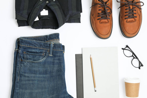 Plochá laických složení s košili, džíny, boty a brýle na bílém pozadí - Fotografie, Obrázek