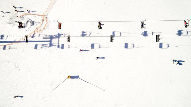Kış, dağlarda Kayak Merkezi hava görünümünü. Düz yatıyordu - Fotoğraf, Görsel