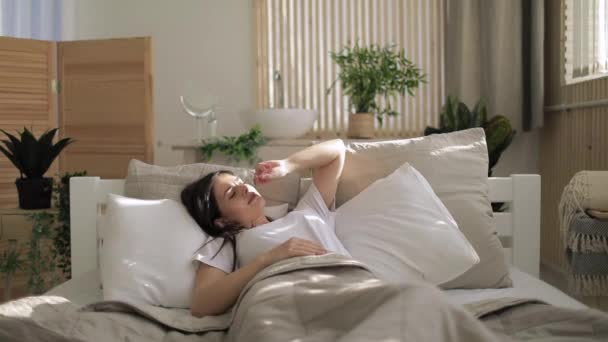 Waking up Girl Smiling in Bed  - Video, Çekim