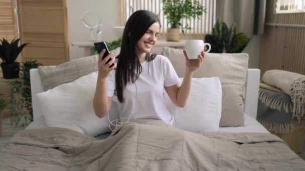 Girl Listening Music in Bed - Metraje, vídeo