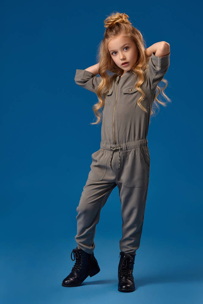 Bambina in abiti alla moda su sfondo blu
 - Foto, immagini