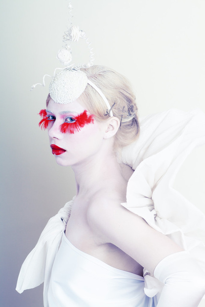 kreativní make-up falešné červené řasy - Fotografie, Obrázek