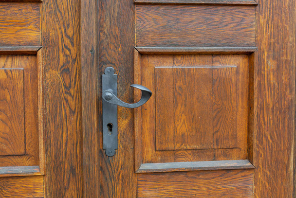Porta rustica in legno con maniglia e foro della serratura. Spazio vuoto
 - Foto, immagini