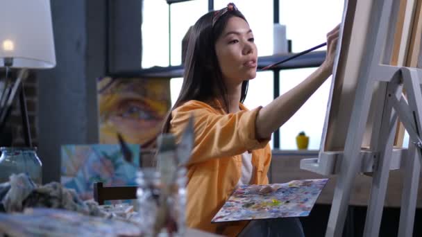 Talentoso pintor haciendo una pintura en el estudio de arte
 - Metraje, vídeo