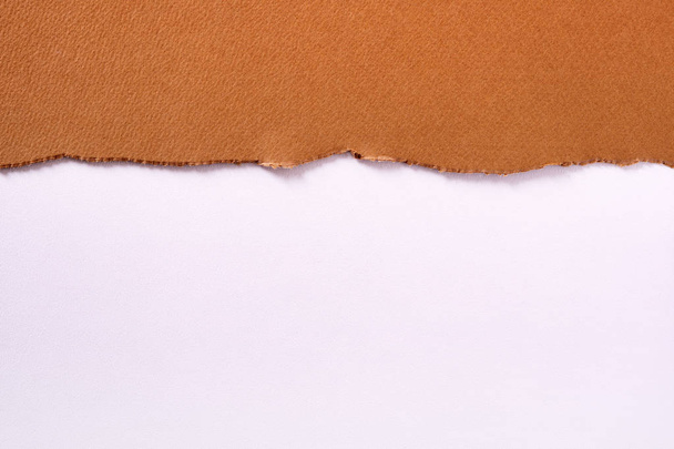 zerrissen braun Papier obere Kante Rand weißer Hintergrund  - Foto, Bild