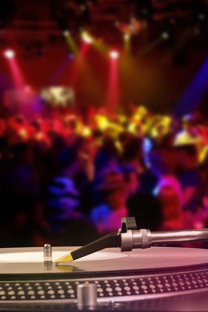 dj turntable с виниловой пластинкой в танцевальном клубе
 - Фото, изображение