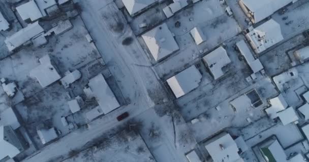 (orijinal 4k dosya) Özel evlerin karla kaplı çatıları arasında bir drone hamle suv atış - Video, Çekim